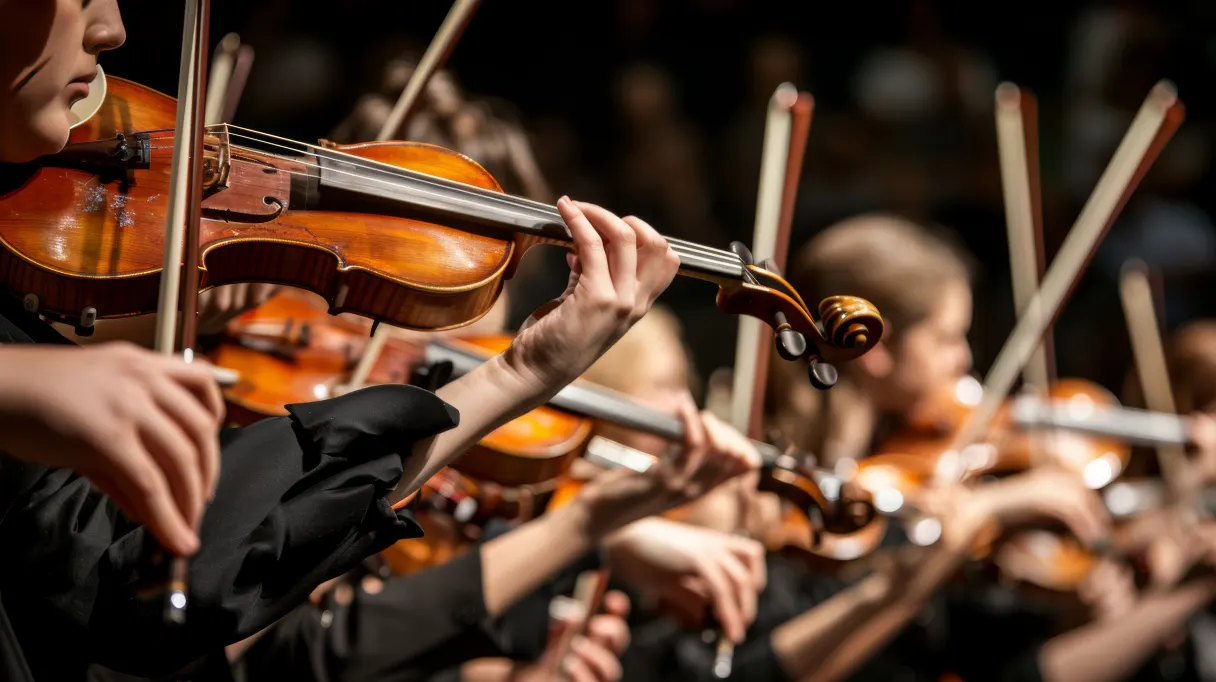Sección de cuerdas de una orquesta durante un concierto